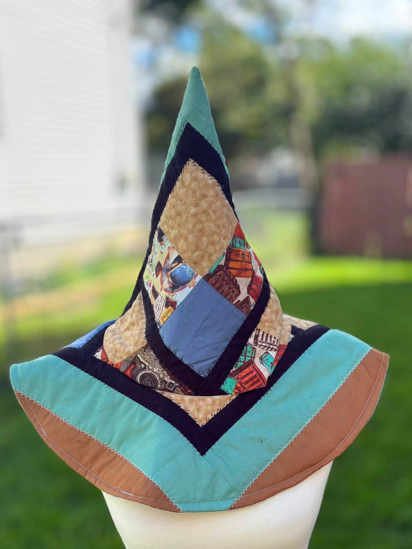 Travel witch hat